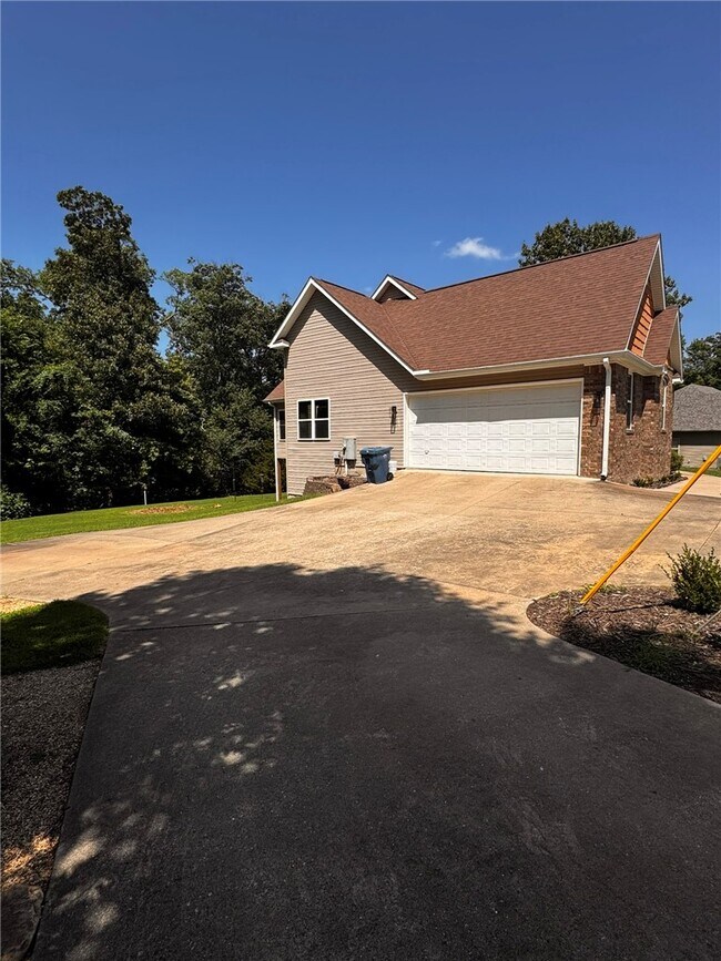 Building Photo - 17 Miller Dr