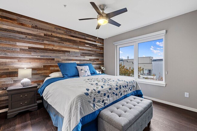 Building Photo - 2Bd/1.75Ba Seattle Condo