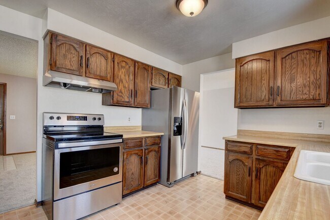 Building Photo - 4 bedroom, 3 bath home with 2 car garage