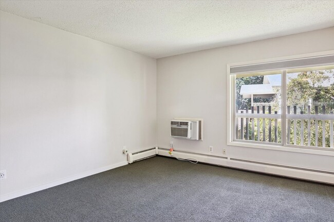 Building Photo - Pre-Lease Aug 2025 Remodeled 2 Bedroom 1 B...