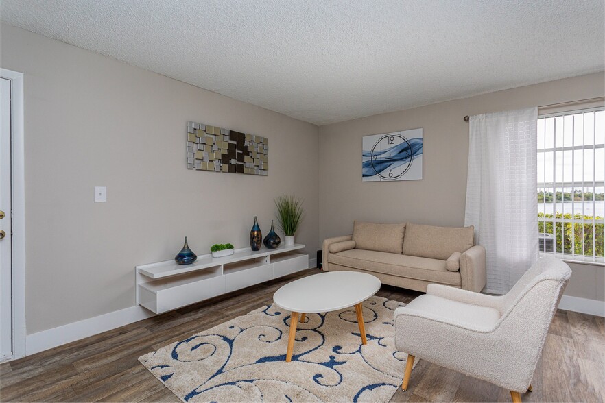 Interior Photo - Landings at Pembroke Lakes