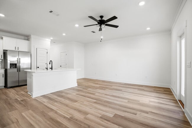 Building Photo - 105 Foxtail Wy