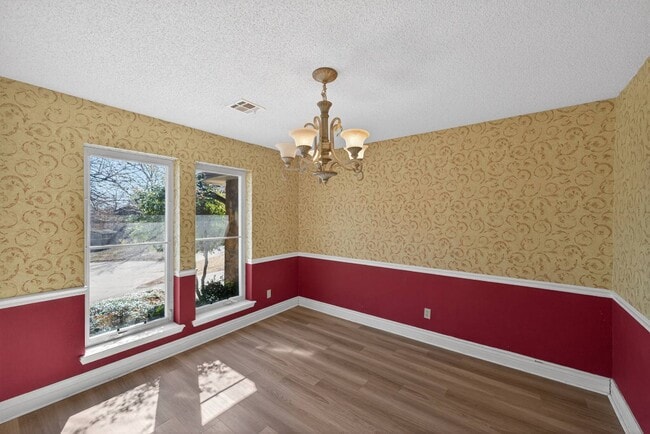 Building Photo - 1910 W 4th St S