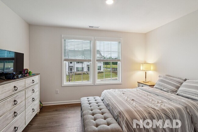 Building Photo - Spacious 4BR Single Family House with swim...