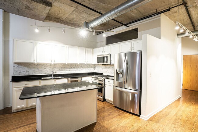 Building Photo - 933 W Van Buren St