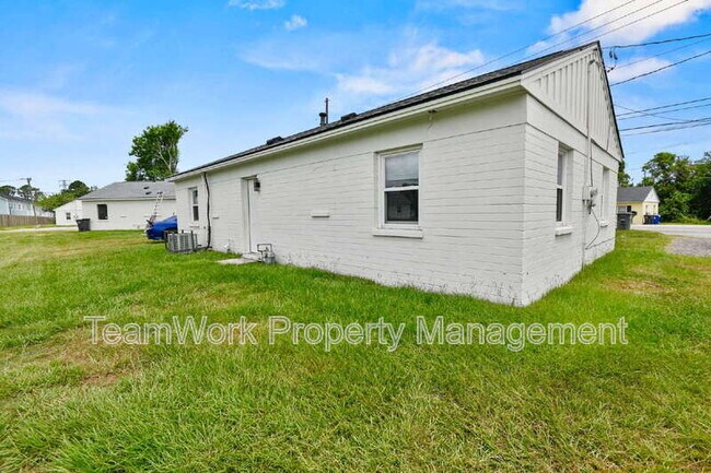 Building Photo - 3033 Azalea Dr