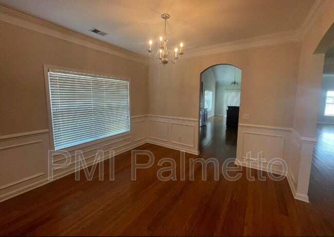 Building Photo - 121 Rossmore Dr
