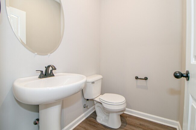 Building Photo - 1115-D5 Hillwood Dr