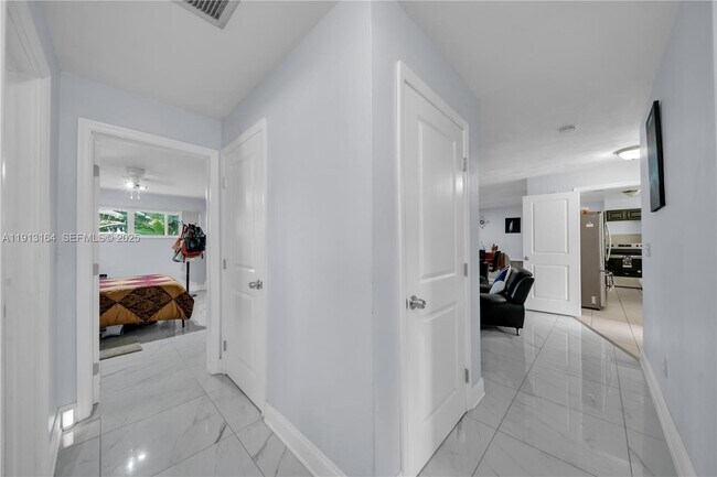 Building Photo - 246 SE 44th St