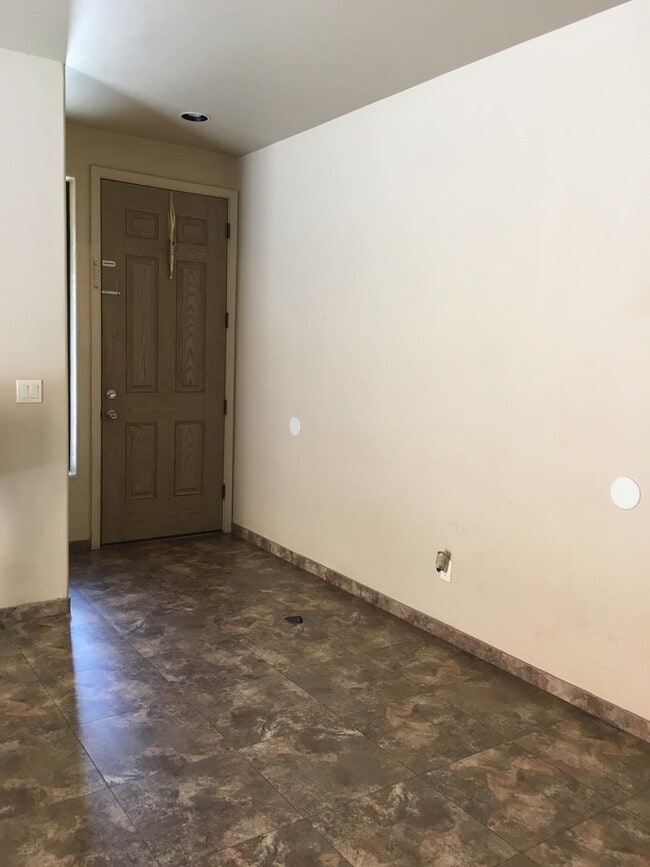 Building Photo - 3 Bedroom Eastside Townhome