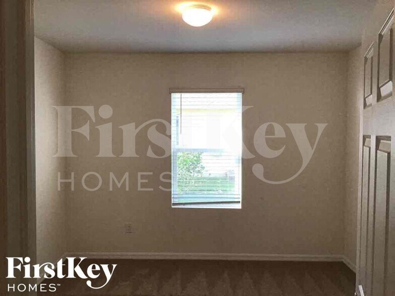 Building Photo - 411 SE 24th St