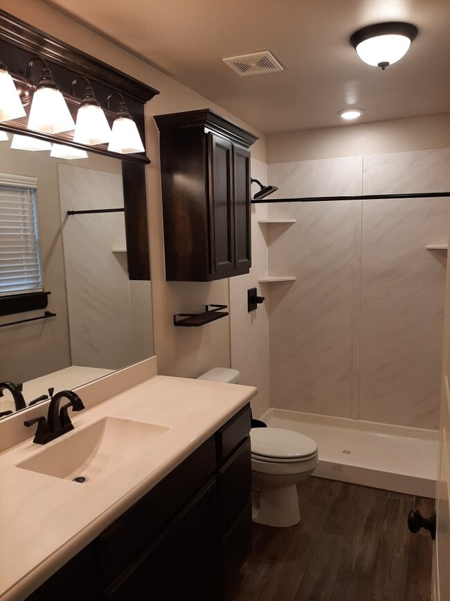 Building Photo - 4210 W Country Club Dr