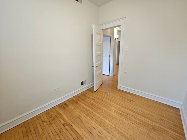 Building Photo - 3800 N Wilton Ave