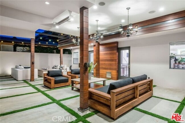 Building Photo - 717 Huntley Dr