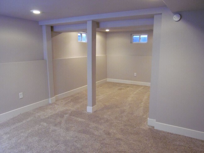 Building Photo - 2813 Henderson Dr