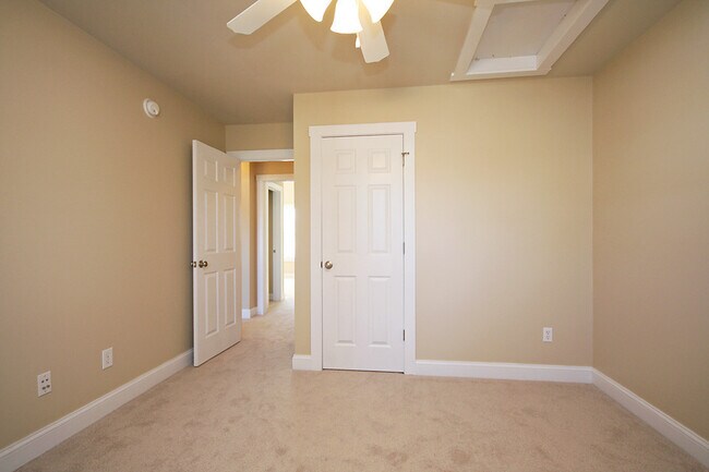 Building Photo - Pet Friendly, End-Unit Townhome Near Crozet Park