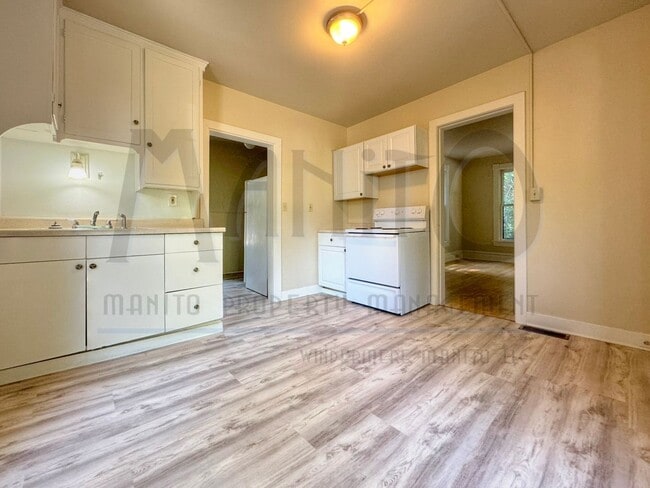 Building Photo - *COMING SOON* Vintage Craftsman In Prime L...