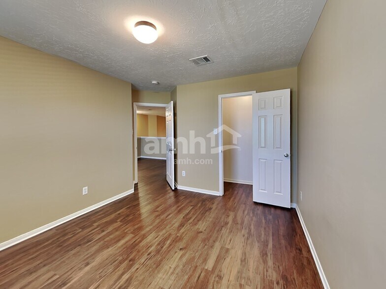 Building Photo - 913 Almond St