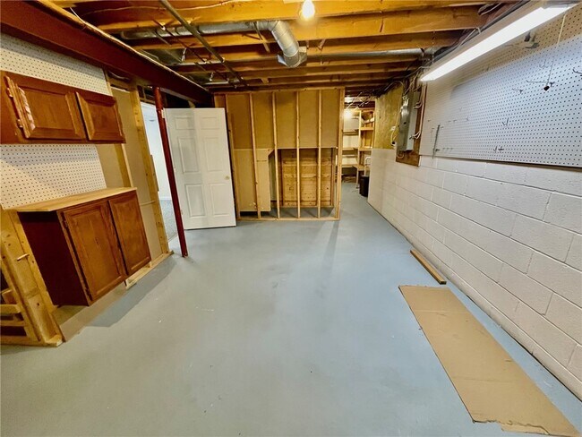 Building Photo - 48 Colonial Cir