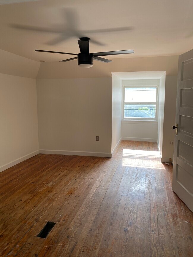 Building Photo - 318 Maple St