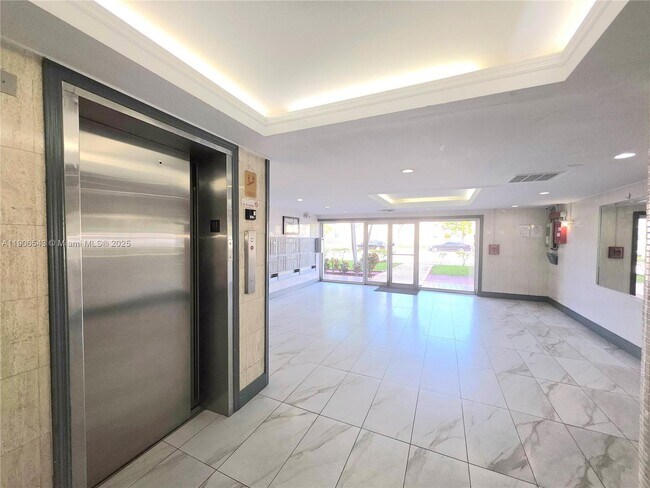 Building Photo - 1250 NE 125th St