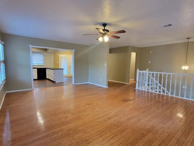 Building Photo - 3222 River Valley Dr