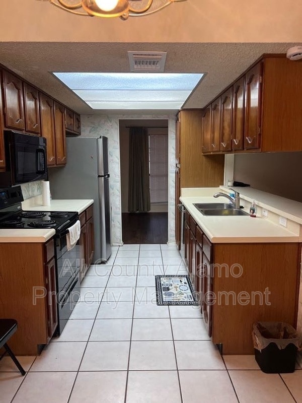 Building Photo - 7558 Ledgebrook Dr