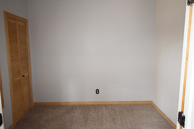 Building Photo - Adorable 2bdrm 1 bath townhome in Desirabl...