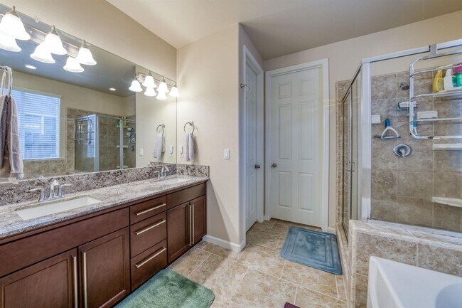 Building Photo - Beautiful 5 bedroom / 4 bath near Clovis East