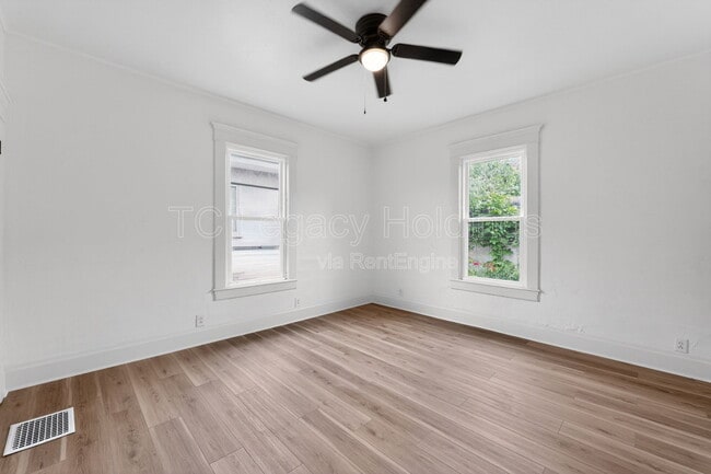 Building Photo - 1527 Farland Ave