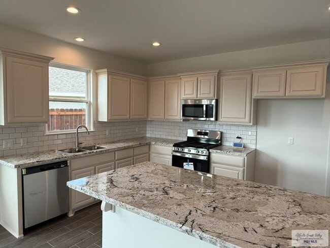 Building Photo - 3505 Cove Real Dr