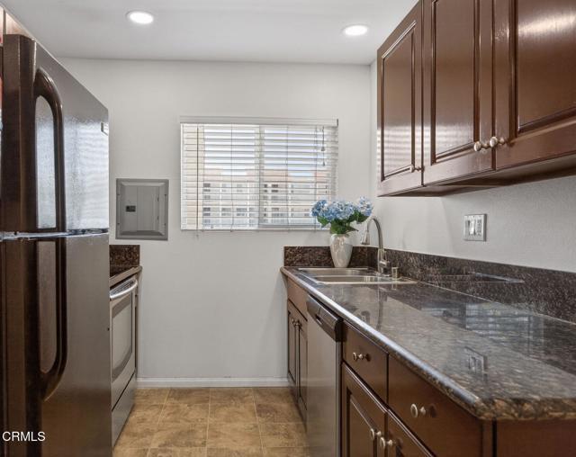 Building Photo - 225 S Ventura Rd