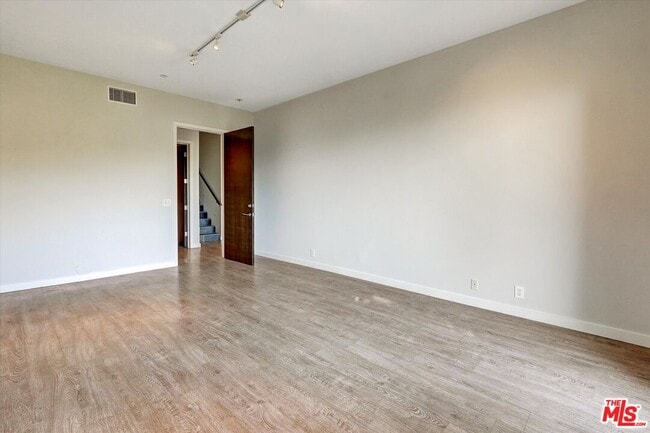 Building Photo - 3850 Rambla Orienta