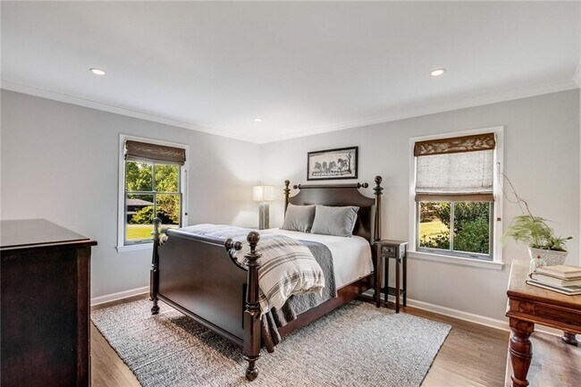 Building Photo - 1100 Kingston Dr NE