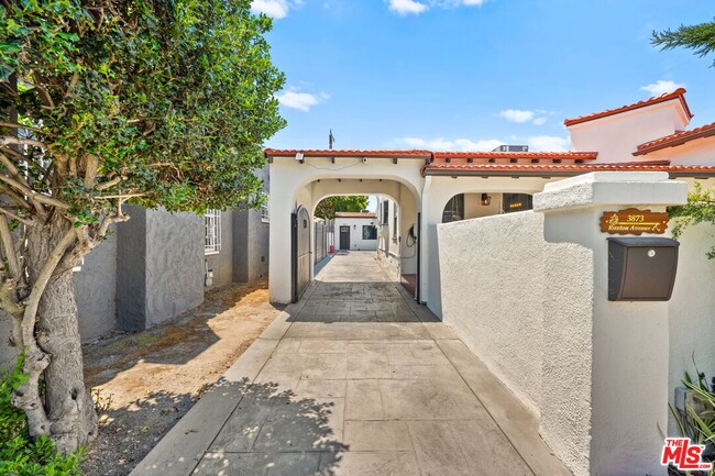Building Photo - 3871 Roxton Ave