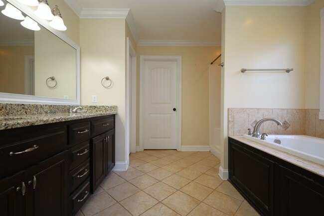 Building Photo - 4338 Kenilworth Cir