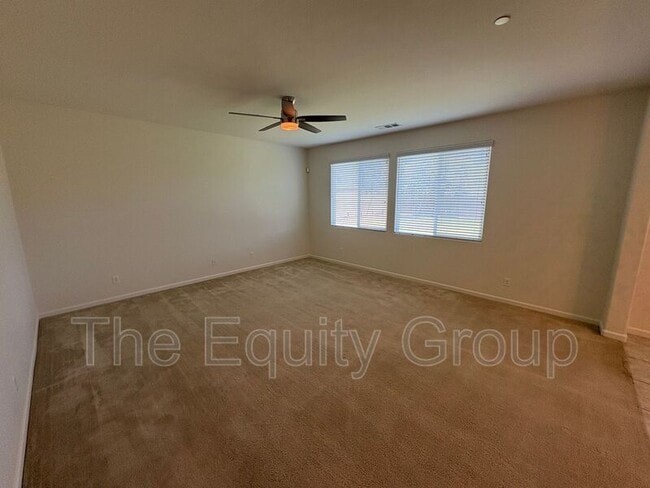 Building Photo - 914 Legend Dr