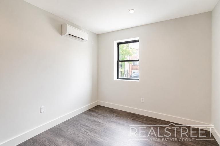 Building Photo - Spacious 2 Bed 1.5 Bath DUPLEX in Bed Stuy
