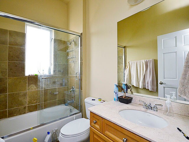 Upstairs Guest BA - 924 W Cornelia Ave