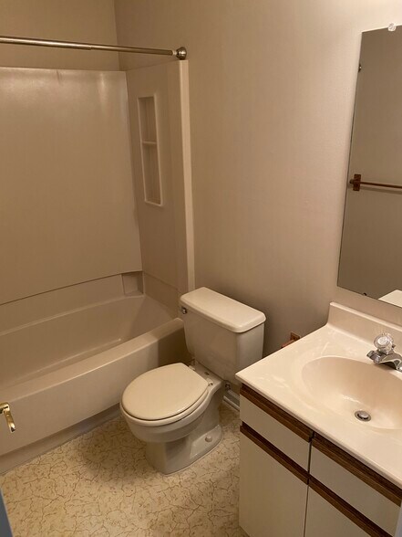 Building Photo - 104 Diamond Dr