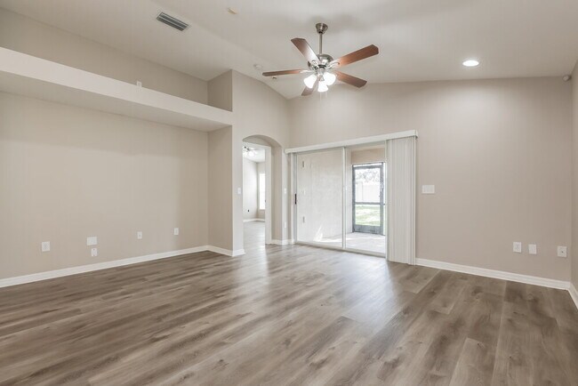 Building Photo - 433 Down Pine Dr