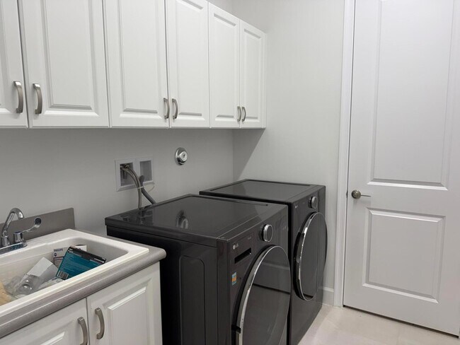 Building Photo - 12597 Vincenza Way