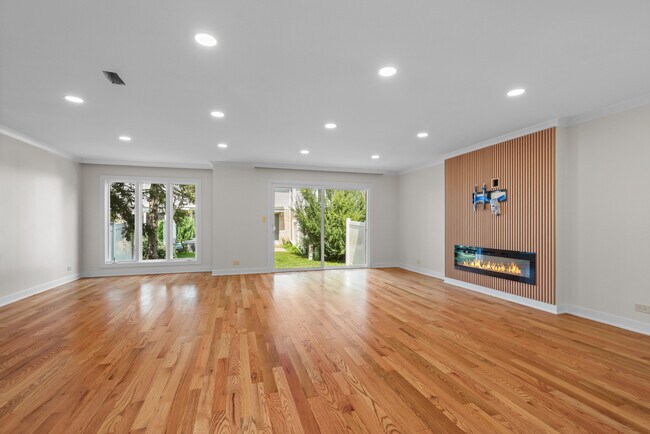 Building Photo - 628 Martin Ln