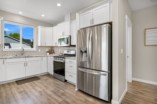 Building Photo - Modern 4-Bed Home in Sunstone Place