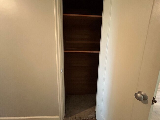 Building Photo - 2 Bed, 1.5 Bath Home with Basement and Sunroom