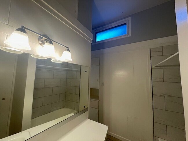 Building Photo - Charming Vintage Duplex