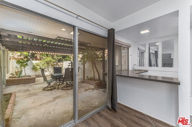Building Photo - 10415 Larwin Ave