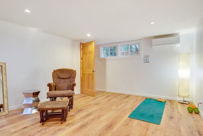 Building Photo - 3177 NE 84th St