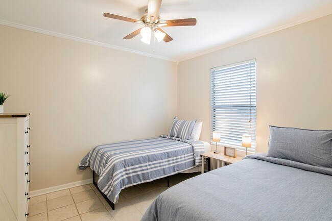 Building Photo - Coastal Condo for rent!