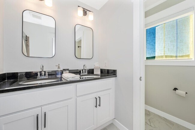 Building Photo - The Enclave At Gambrill View